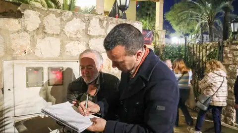 Vicent Mompó firmando junto a Cristóbal García Vicent Mompó firmando junto a Cristóbal García