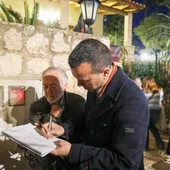 Vicent Mompó firmando junto a Cristóbal García Vicent Mompó firmando junto a Cristóbal García