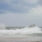 Abril empieza con 4 CCAA en aviso por viento y olas, y Canarias con calima Abril empieza con 4 CCAA en aviso por viento y olas, y Canarias con calima