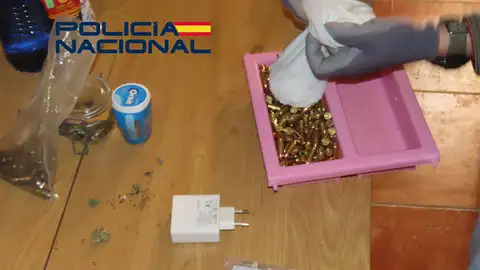 Incautan una pistola, cocaína y hachís en una operación que desarticula un punto de venta de droga en Badajoz Incautan una pistola, cocaína y hachís en una operación que desarticula un punto de venta de droga en Badajoz