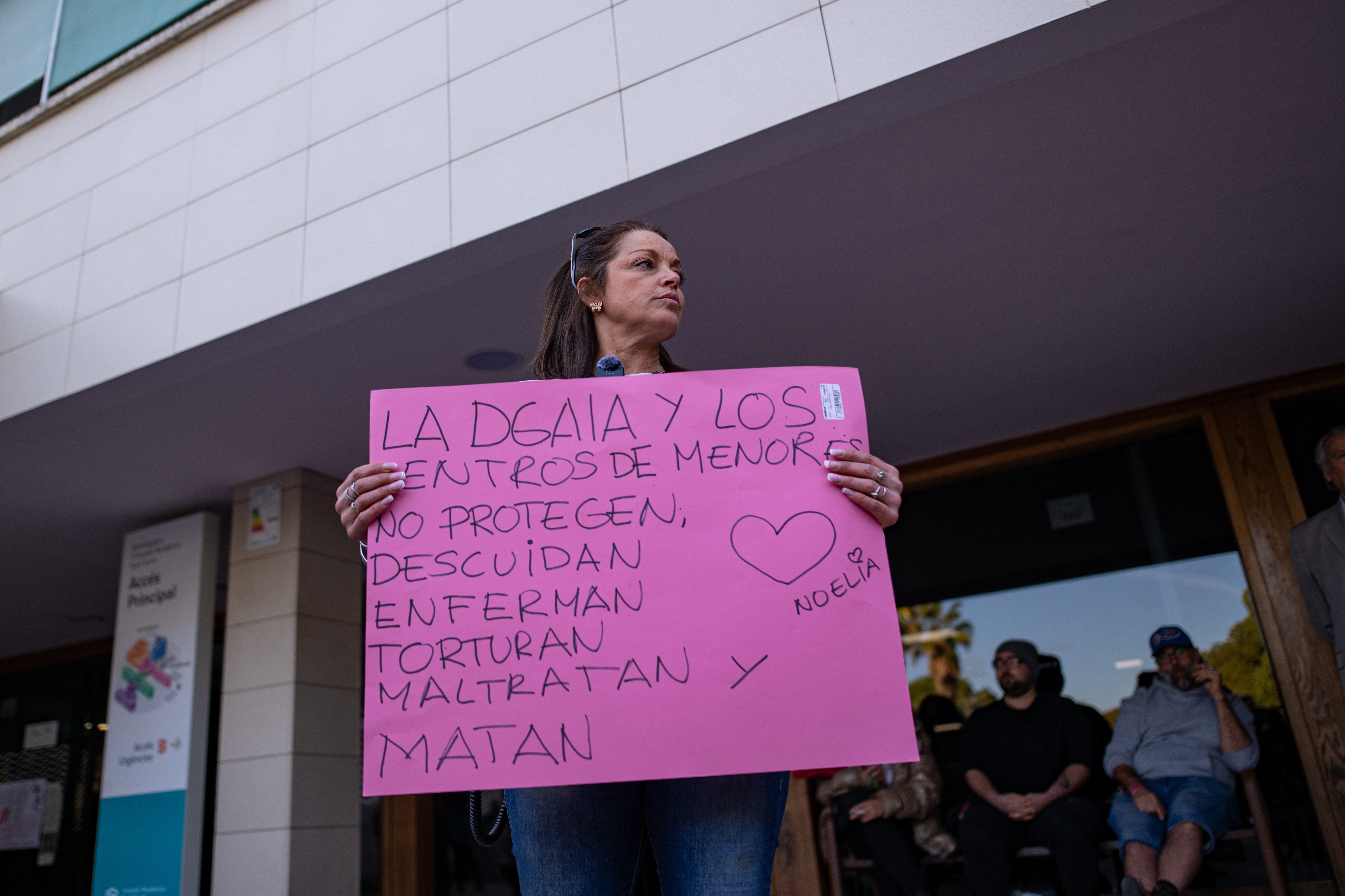 Una persona protesta en la entrada del hospital Sant Camil, a 26 de marzo de 2026, en Sant Pere de Ribes, Barcelona, Cataluña (España). Una persona protesta en la entrada del hospital Sant Camil, a 26 de marzo de 2026, en Sant Pere de Ribes, Barcelona, Cataluña (España).