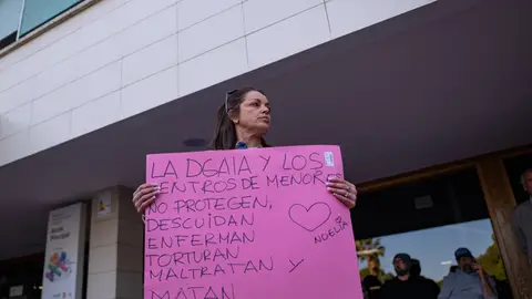 Una persona protesta en la entrada del hospital Sant Camil, a 26 de marzo de 2026, en Sant Pere de Ribes, Barcelona, Cataluña (España). Una persona protesta en la entrada del hospital Sant Camil, a 26 de marzo de 2026, en Sant Pere de Ribes, Barcelona, Cataluña (España).