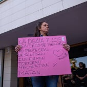 Una persona protesta en la entrada del hospital Sant Camil, a 26 de marzo de 2026, en Sant Pere de Ribes, Barcelona, Cataluña (España).