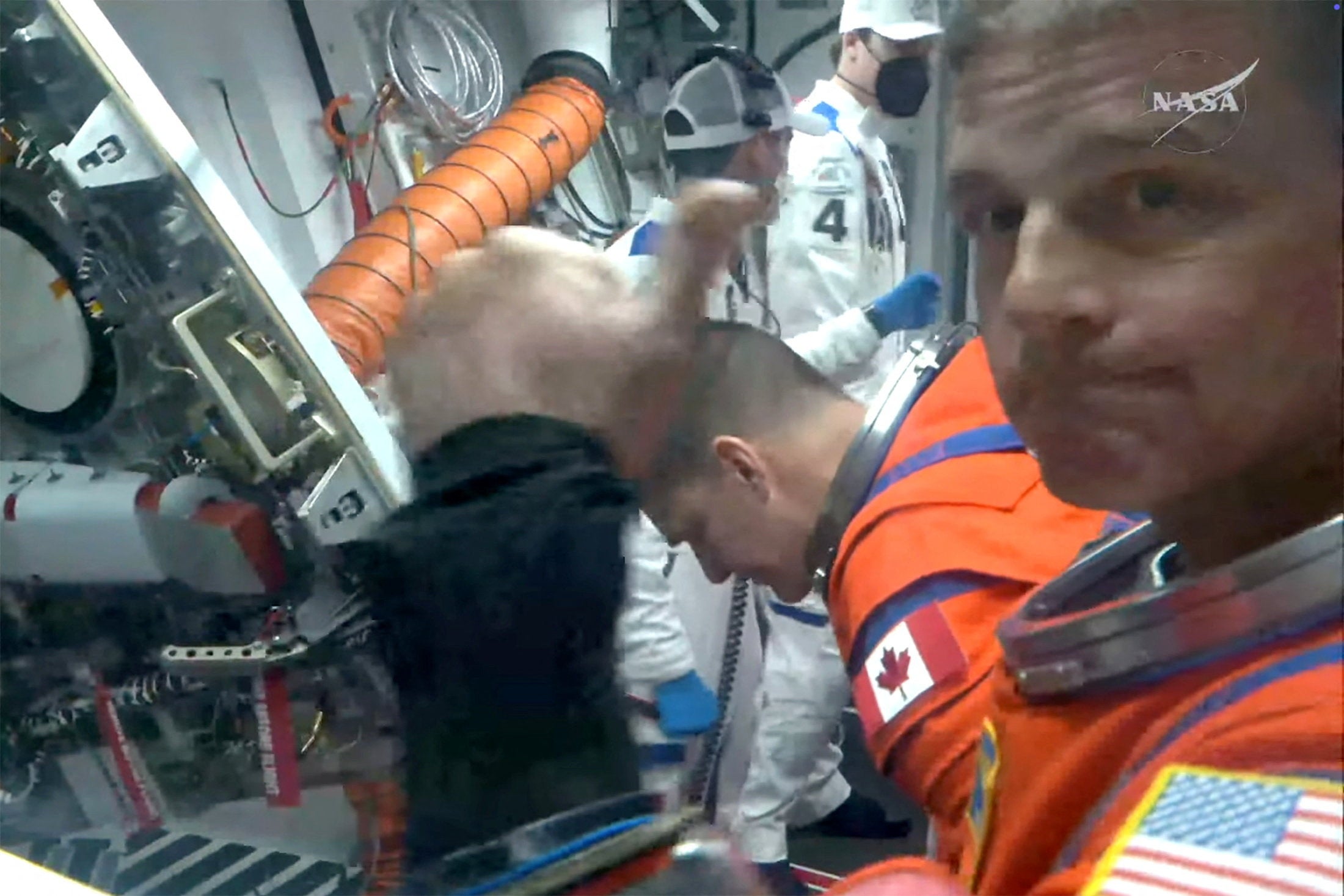 El astronauta de la NASA Reid Wiseman hace un gesto hacia una cámara remota antes de entrar en la cápsula tripulada Orión El astronauta de la NASA Reid Wiseman hace un gesto hacia una cámara remota antes de entrar en la cápsula tripulada Orión