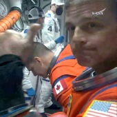 El astronauta de la NASA Reid Wiseman hace un gesto hacia una cámara remota antes de entrar en la cápsula tripulada Orión/ NASA TV/ via REUTERS