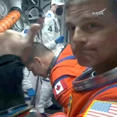 El astronauta de la NASA Reid Wiseman hace un gesto hacia una cámara remota antes de entrar en la cápsula tripulada Orión/ NASA TV/ via REUTERS El astronauta de la NASA Reid Wiseman hace un gesto hacia una cámara remota antes de entrar en la cápsula tripulada Orión/ NASA TV/ via REUTERS