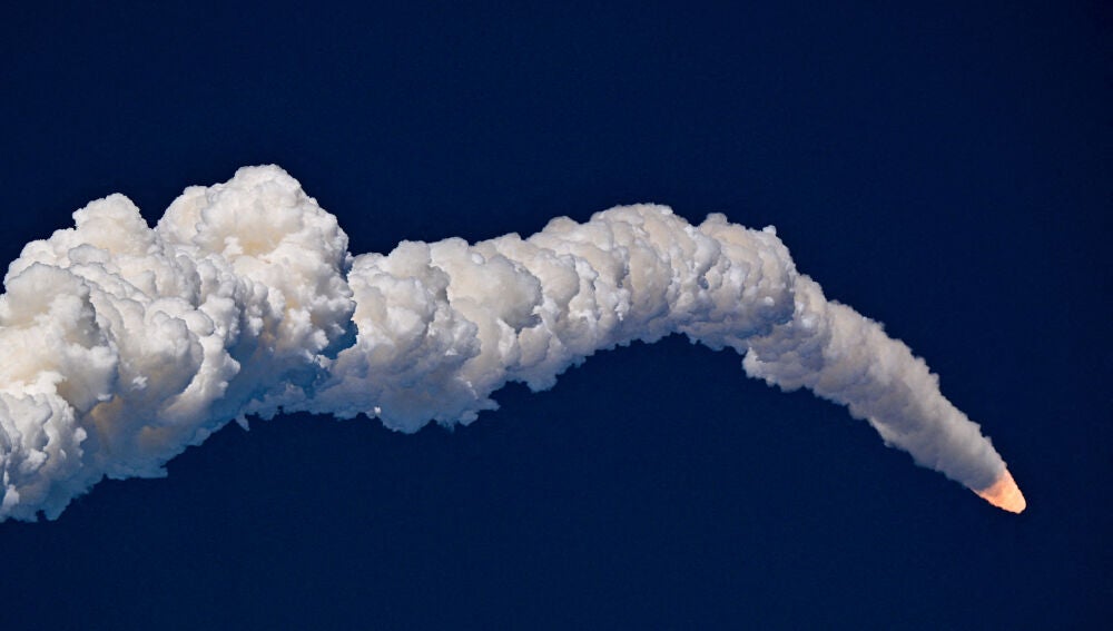 Rastro de humo en el cielo tras el lanzamiento de Artemis II 