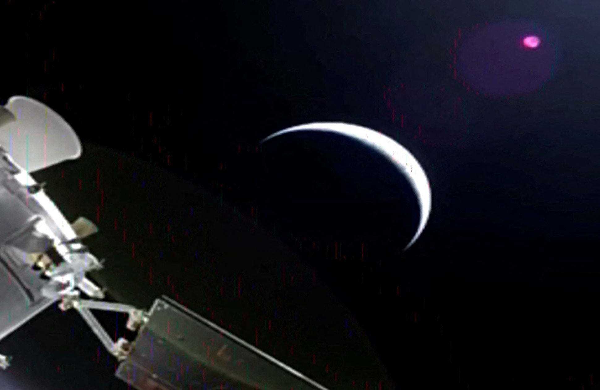 La cápsula Orión de la misión Artemis II abandona la Tierra, iluminada por el sol en forma de media luna La cápsula Orión de la misión Artemis II abandona la Tierra, iluminada por el sol en forma de media luna