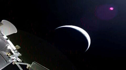 La cápsula Orión de la misión Artemis II abandona la Tierra, iluminada por el sol en forma de media luna/ NASA TV/via REUTERS La cápsula Orión de la misión Artemis II abandona la Tierra, iluminada por el sol en forma de media luna/ NASA TV/via REUTERS