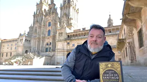 Fran Conteras posa en la plaza de Obradoiro con la guía Mágica del Camino de Santiago Fran Conteras posa en la plaza de Obradoiro con la guía Mágica del Camino de Santiago/ Fran Contreras