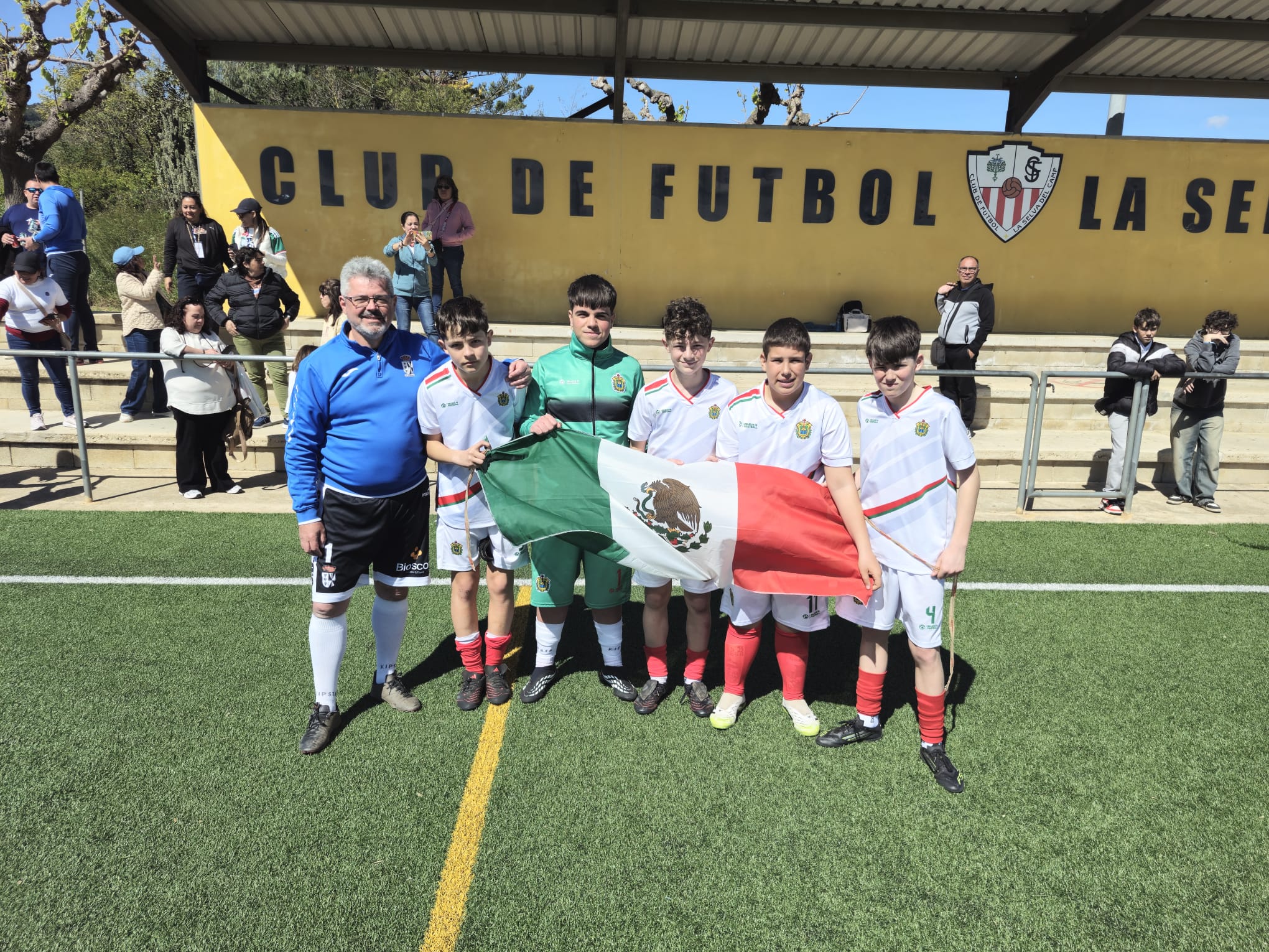 El quinteto de deportistas salmantinos, junto al presidente del Club Deportivo Doñinos, Manuel Hernández El quinteto de deportistas salmantinos, junto al presidente del Club Deportivo Doñinos, Manuel Hernández