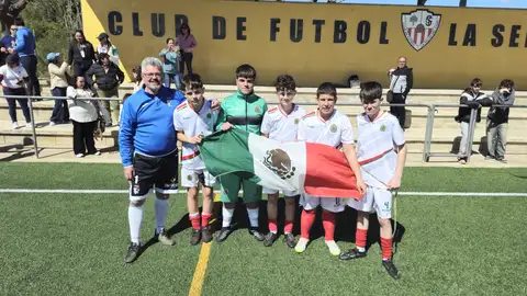 El quinteto de deportistas salmantinos, junto al presidente del Club Deportivo Doñinos, Manuel Hernández El quinteto de deportistas salmantinos, junto al presidente del Club Deportivo Doñinos, Manuel Hernández