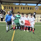 El quinteto de deportistas salmantinos, junto al presidente del Club Deportivo Doñinos, Manuel Hernández