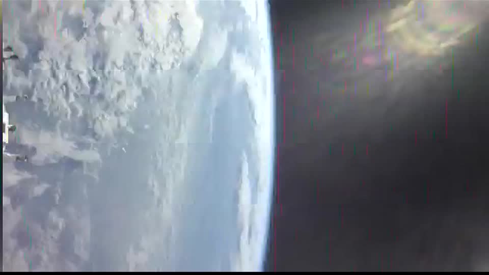 Vista desde la nave espacial Orion mientras abandona la órbita terrestre durante la misión Artemis II Vista desde la nave espacial Orion mientras abandona la órbita terrestre durante la misión Artemis II