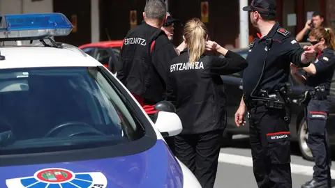 Imagen de archivo de un vehículo de la Ertzaintza Imagen de archivo de un vehículo de la Ertzaintza/ EFE/Juan Herrero.