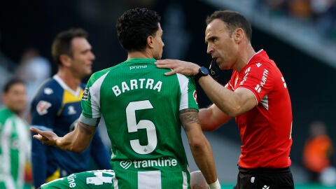 Cuadra Fern&aacute;ndez dialoga con Marc Bartra.