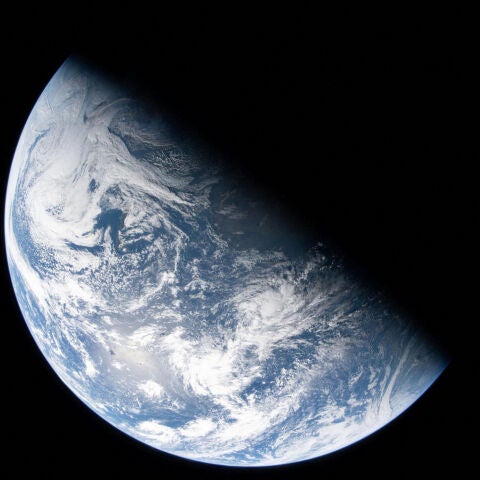 Vista de la Tierra tomada por el astronauta de la NASA y comandante de Artemis II, Reid Wiseman, desde una de las cuatro ventanas de la nave espacial Orion