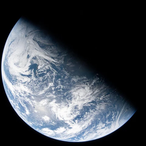 Vista de la Tierra tomada por el astronauta de la NASA y comandante de Artemis II, Reid Wiseman, desde una de las cuatro ventanas de la nave espacial Orion