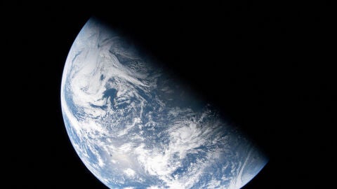 Vista de la Tierra tomada por el astronauta de la NASA y comandante de Artemis II, Reid Wiseman, desde una de las cuatro ventanas de la nave espacial Orion Vista de la Tierra tomada por el astronauta de la NASA y comandante de Artemis II, Reid Wiseman, desde una de las cuatro ventanas de la nave espacial Orion