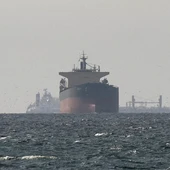 Foto de archivo de un buque cerca del estrecho de Ormuz Foto de archivo de un buque cerca del estrecho de Ormuz