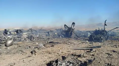 Imagen difundida por la agencia iraní Tasnim, que según afirma, muestra los restos de dos helicópteros Black Hawk y un avión de transporte militar C130 del Ejército de EE.UU derribados Imagen difundida por la agencia iraní Tasnim, que según afirma, muestra los restos de dos helicópteros Black Hawk y un avión de transporte militar C130 del Ejército de EE.UU derribados