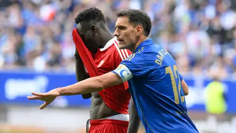 Nianzou, el árbitro, el otro y el de la moto Nianzou, el árbitro, el otro y el de la moto