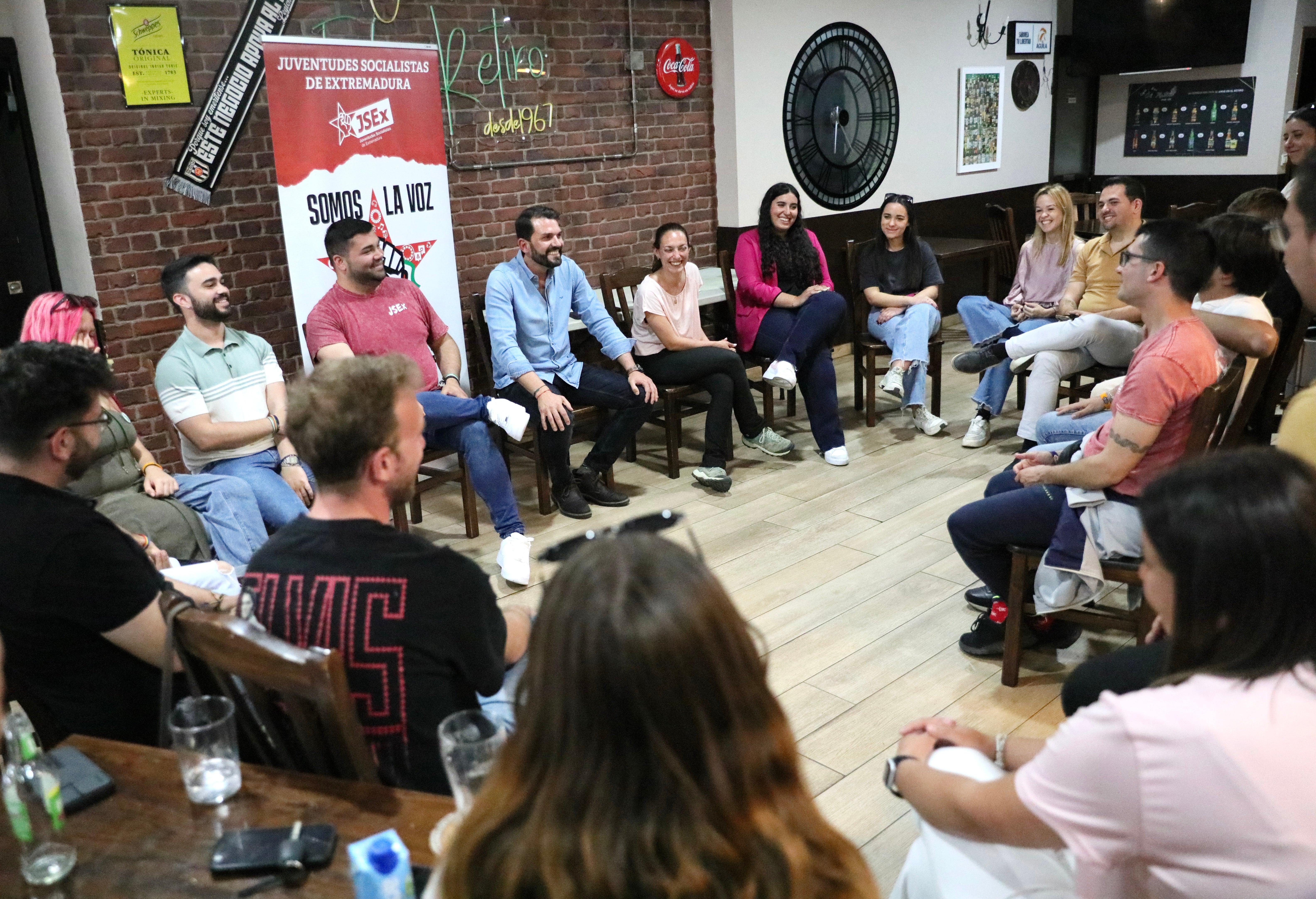 Cotrina: “ni cuota, ni decorado: los jóvenes vais a formar parte de la dirección política y de la comunicación del PSOE de Extremadura” Cotrina: “ni cuota, ni decorado: los jóvenes vais a formar parte de la dirección política y de la comunicación del PSOE de Extremadura”