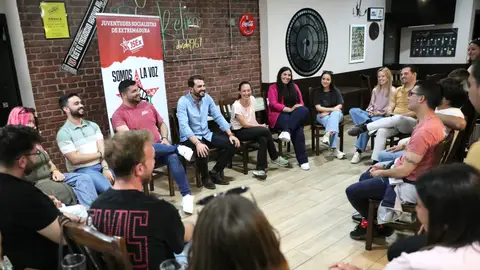 Cotrina: “ni cuota, ni decorado: los jóvenes vais a formar parte de la dirección política y de la comunicación del PSOE de Extremadura” Cotrina: “ni cuota, ni decorado: los jóvenes vais a formar parte de la dirección política y de la comunicación del PSOE de Extremadura”