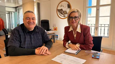 La delegada de la Junta, Marian López y Ángel GarcíaRedondo, director del Departamento de Kuo-Shu de la Federación Madrileña de Lucha yresponsable de la Escuela Wu Tao de Cuenca La delegada de la Junta, Marian López y Ángel GarcíaRedondo, director del Departamento de Kuo-Shu de la Federación Madrileña de Lucha yresponsable de la Escuela Wu Tao de Cuenca