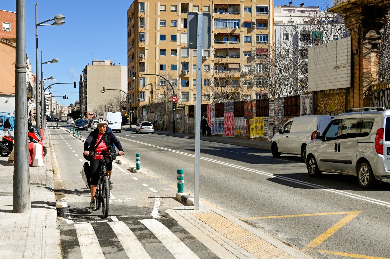 Entra en funcionamiento el nuevo tramo del carril bici de la calle de Sant Vicent Màrtir de València Entra en funcionamiento el nuevo tramo del carril bici de la calle de Sant Vicent Màrtir de València