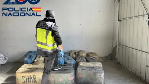 La Policía detiene a dos personas tras incautar casi una tonelada de hachís en Isla Mayor La Policía detiene a dos personas tras incautar casi una tonelada de hachís en Isla Mayor