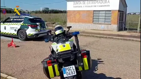 La Guardia Civil recibe de la Junta seis básculas móviles para intensificar el control de peso en el transporte La Guardia Civil recibe de la Junta seis básculas móviles para intensificar el control de peso en el transporte