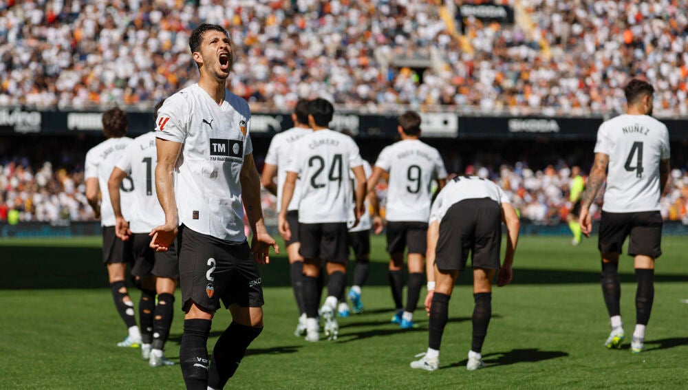 El centrocampista del Valencia Guido Rodríguez celebra tras marcar el 1-0 durante el partido de la jornada 30 