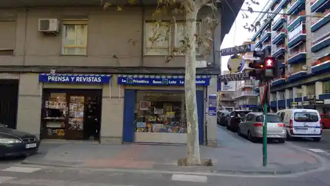 Quiosco Vivesde Elche en el que se ha sellado el boleto de la Bonoloto premiado con 2,2 millones de euros. Quiosco Vivesde Elche en el que se ha sellado el boleto de la Bonoloto premiado con 2,2 millones de euros.