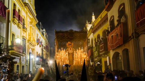  La virgen de Nuestra Se&ntilde;ora de la Esperanza de la Hermandad de la Esperanza de Triana durante su estaci&oacute;n de penitencia en la Madrug&aacute; de la Semana Santa sevillana, este Viernes Santo.