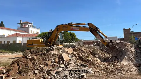 Vila-real habilitará un aparcamiento provisional en los antiguos solares de la Fundación Dolores García. Vila-real habilitará un aparcamiento provisional en los antiguos solares de la Fundación Dolores García.