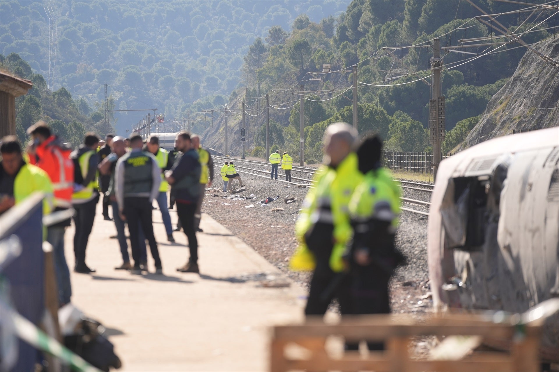 Agentes trabajan en el lugar del accidente en Adamuz, Córdoba, tras el accidente. Agentes trabajan en el lugar del accidente en Adamuz, Córdoba, tras el accidente.