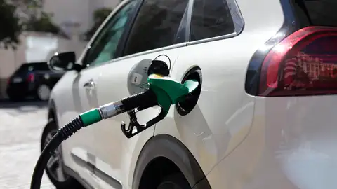 Imagen de archivo de un turismo repostando en una estación de servicio. Imagen de archivo de un turismo repostando en una estación de servicio.