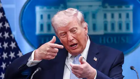 El presidente estadounidense Donald Trump gesticula mientras responde a una pregunta de los medios en la Casa Blanca. El presidente estadounidense Donald Trump gesticula mientras responde a una pregunta de los medios en la Casa Blanca.