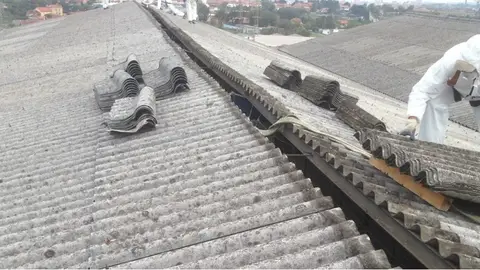 Trabajos de retirada de amianto en una cubierta censo