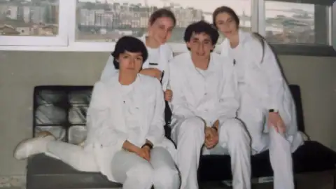 Emma Alonso en sus primeros años como enfermera junto a varios compañeros Emma Alonso en sus primeros años como enfermera junto a varios compañeros