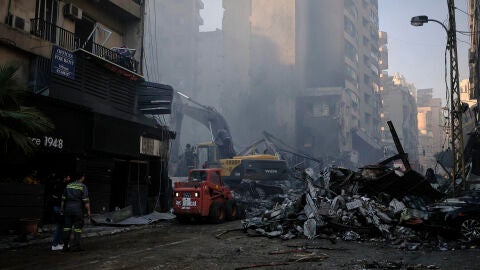 quipos de rescate trabajan el barrio beirut&iacute; de Mazraa, en uno de los m&uacute;ltiples bombardeos israel&iacute;es que han azotado este mi&eacute;rcoles L&iacute;bano.