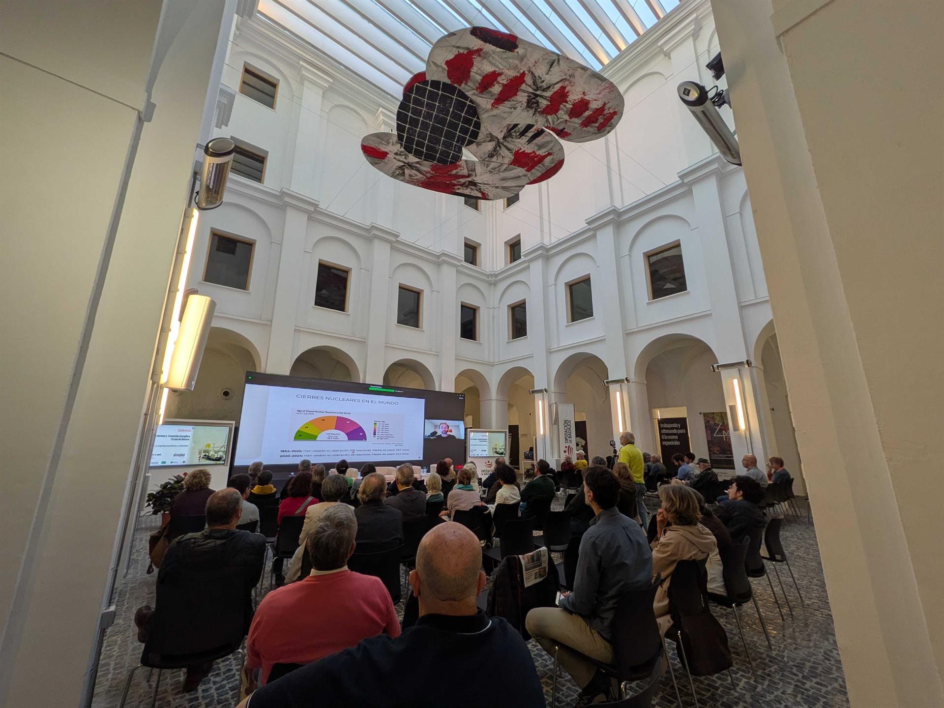 Un informe de Greenpeace cifra en 3.800 millones el "sobrecoste" para los consumidores de prolongar la vida de Almaraz Un informe de Greenpeace cifra en 3.800 millones el "sobrecoste" para los consumidores de prolongar la vida de Almaraz