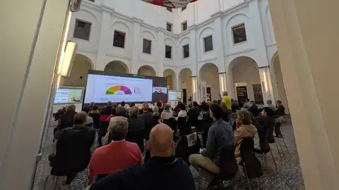 Un informe de Greenpeace cifra en 3.800 millones el "sobrecoste" para los consumidores de prolongar la vida de Almaraz Un informe de Greenpeace cifra en 3.800 millones el "sobrecoste" para los consumidores de prolongar la vida de Almaraz