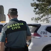 Agente y vehículo de la Guardia Civil Agente y vehículo de la Guardia Civil