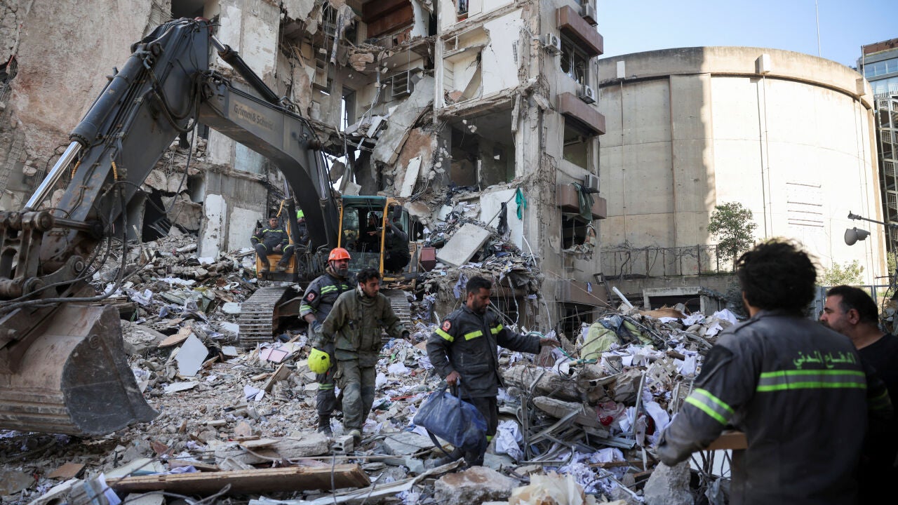 Vehículos dañados y escombros tras los ataques israelíes en Beirut