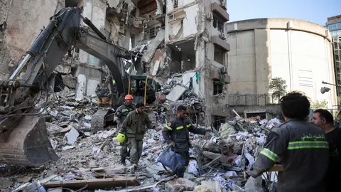 Los equipos de rescate trabajan en el lugar del ataque israelí perpetrado el miércoles en Tallet El Khayat, en Beirut. Los equipos de rescate trabajan en el lugar del ataque israelí perpetrado el miércoles en Tallet El Khayat, en Beirut./ REUTERS/Louisa Gouliamaki