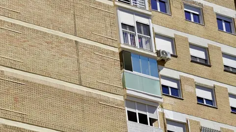 Vecinos del barrio de Santa María de Ordás se muestran "optimistas, pero cautos" tras la paralización del edificio de ocho plantas Vecinos del barrio de Santa María de Ordás se muestran "optimistas, pero cautos" tras la paralización del edificio de ocho plantas