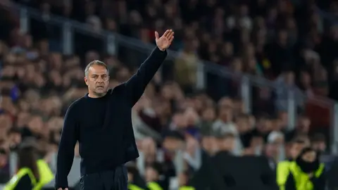 Flick critica al VAR por no revisar unas manos de Pubill tras un saque de Musso Flick critica al VAR por no revisar unas manos de Pubill tras un saque de Musso