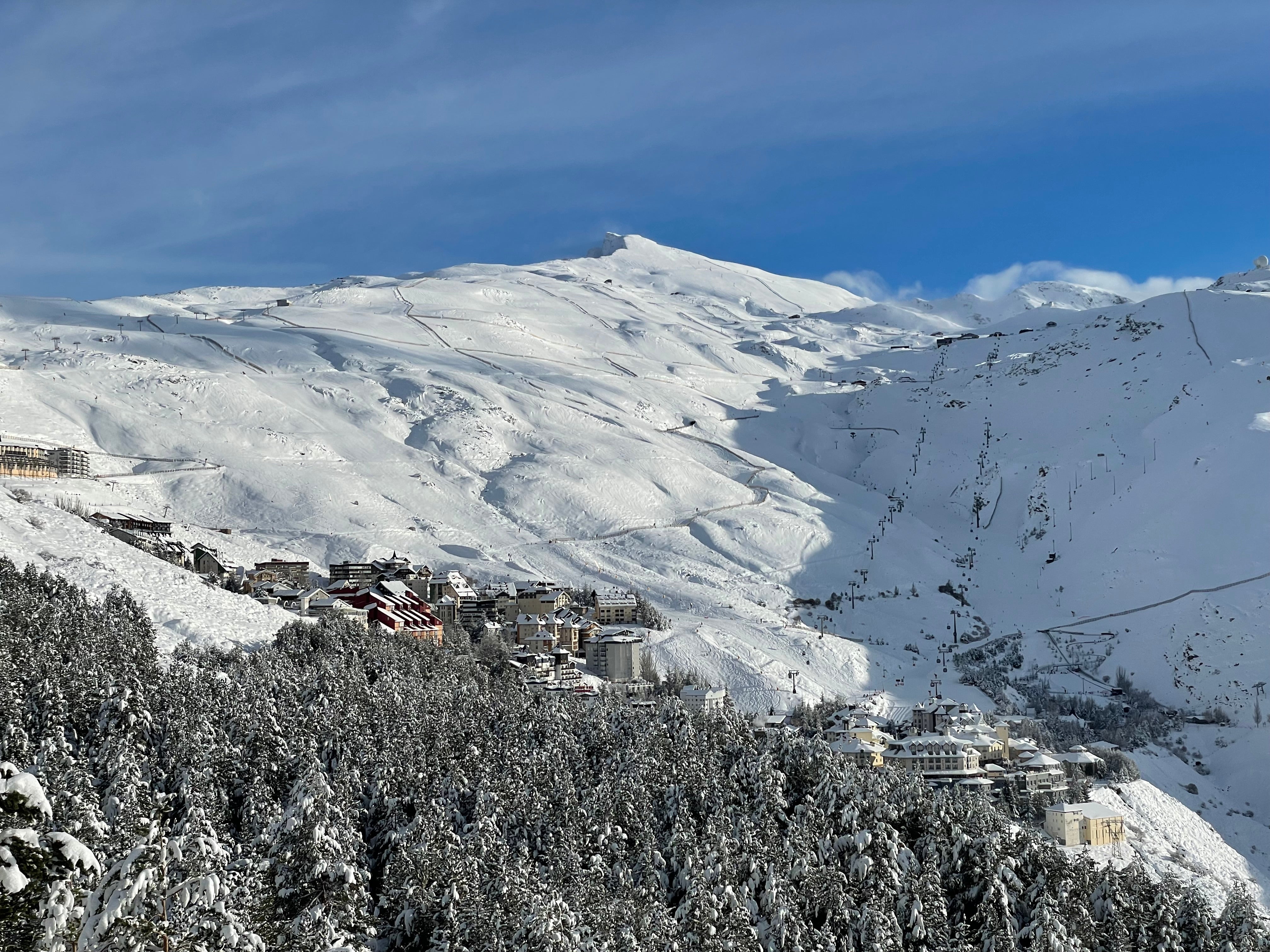 La estación de esquí de Sierra Nevada cierra este jueves por vientos de hasta 110 km/h La estación de esquí de Sierra Nevada cierra este jueves por vientos de hasta 110 km/h